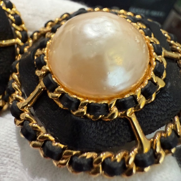 24K gold plated CHANEL vintage pearl Lambskin large clip on earrings - Picture 12 of 16
